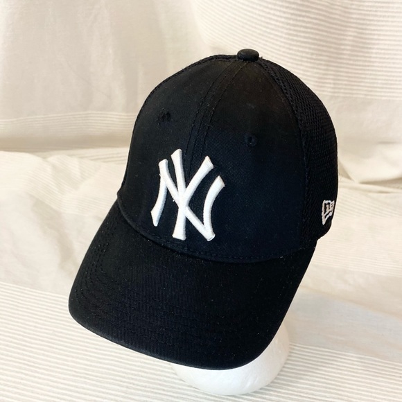 New Era Curved Brim Youth New York Yankees MLB Black Cap - Picture 8 of 14